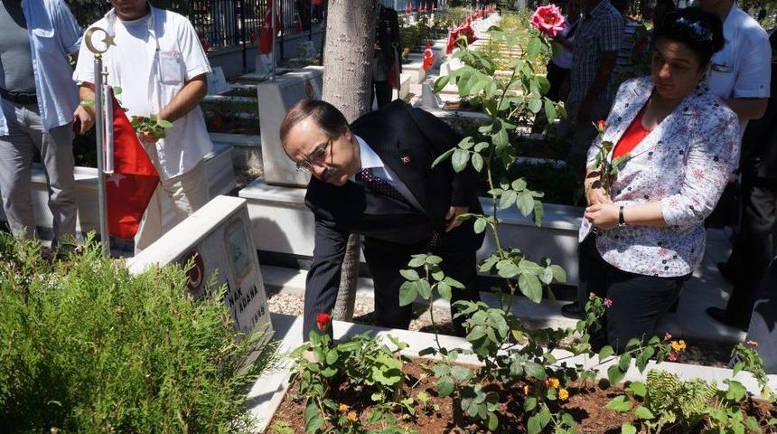 Vali Coş Ilk Bayram Ziyaretini Şehitliğe Yaptı