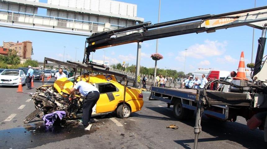 Taksi Metrob&uuml;s Bariyerlerine &Ccedil;arptı: 1 &Ouml;l&uuml;