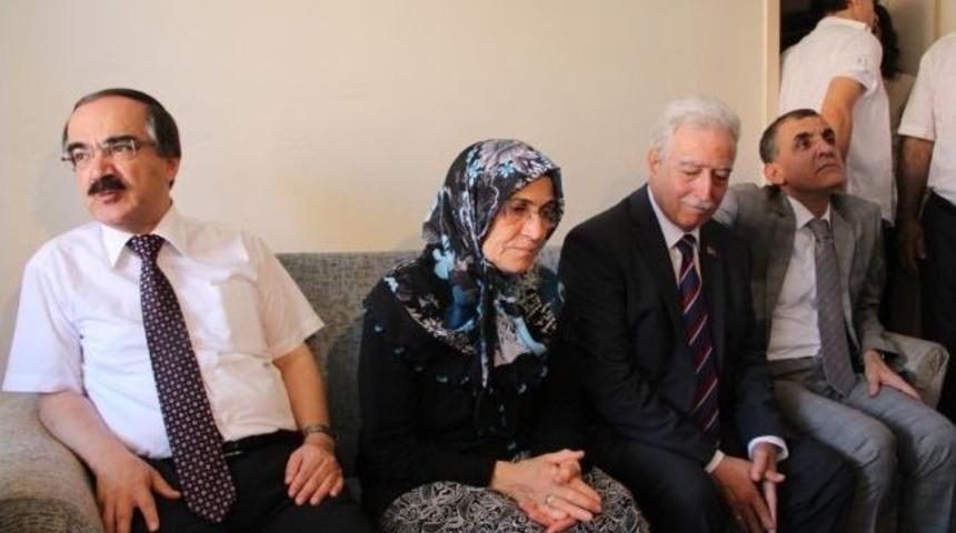 Vali Coş: &ldquo;şehit Yakınlarının Herzaman Yanındayız&rdquo;