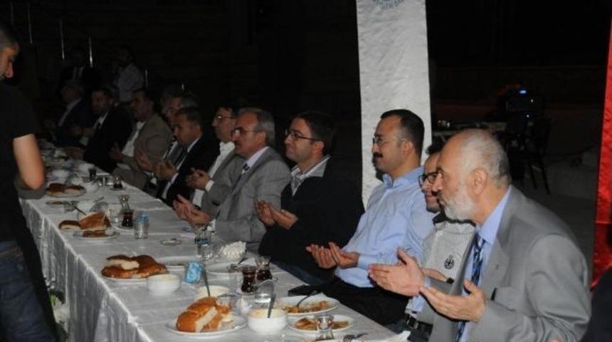Vali Karaloğlu, Diyanet Vakfının İftar Yemeğine Katıldı