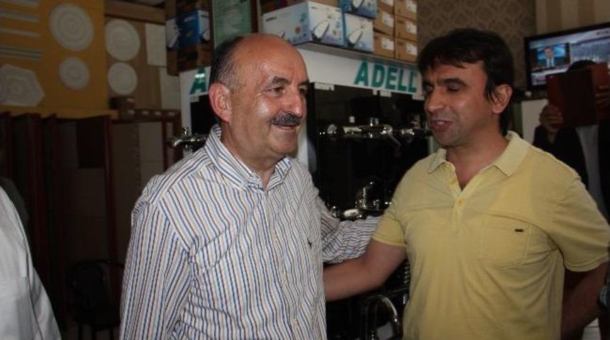 Bakan M&uuml;ezzinoğlu Halkla Bayramlaştı