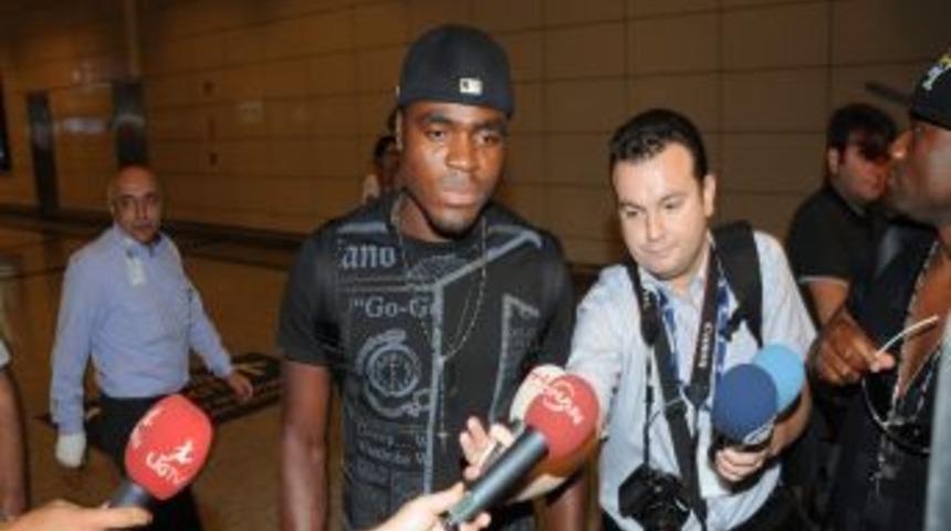 Fenerbah&ccedil;e'nin Yeni Transferi Emenike İstanbul'a Geldi