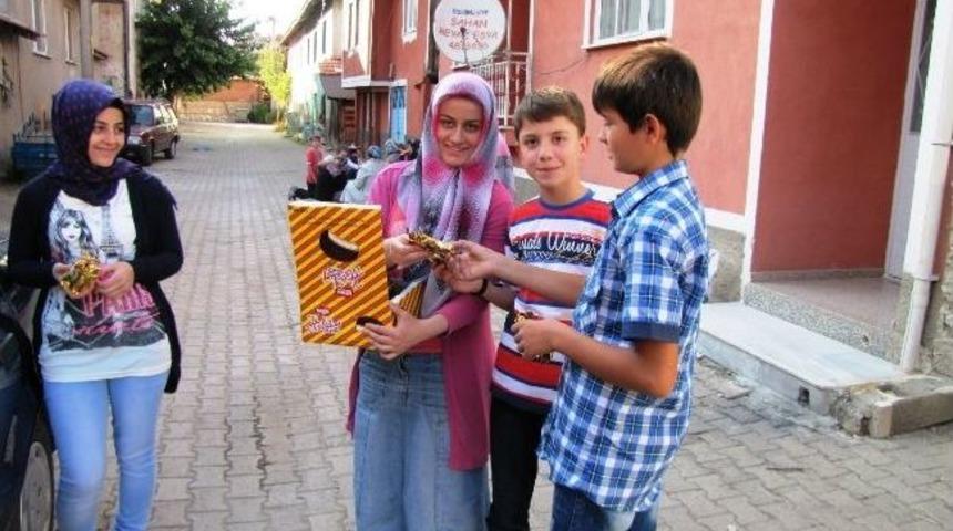 &Ccedil;ocukların &Ccedil;ikolata Kapma Yarışı
