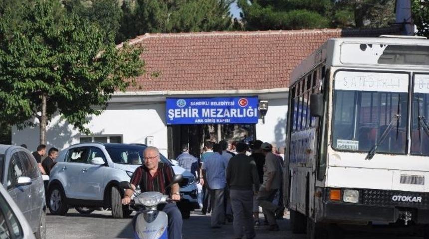 Sandıklı Halkı Arife G&uuml;n&uuml; Kabir Ziyaretine Koştu