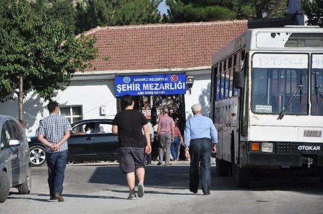 Sandıklı Halkı Arife Günü Kabir Ziyaretine Koştu