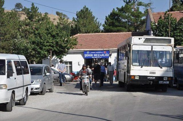 Sandıklı Halkı Arife Günü Kabir Ziyaretine Koştu