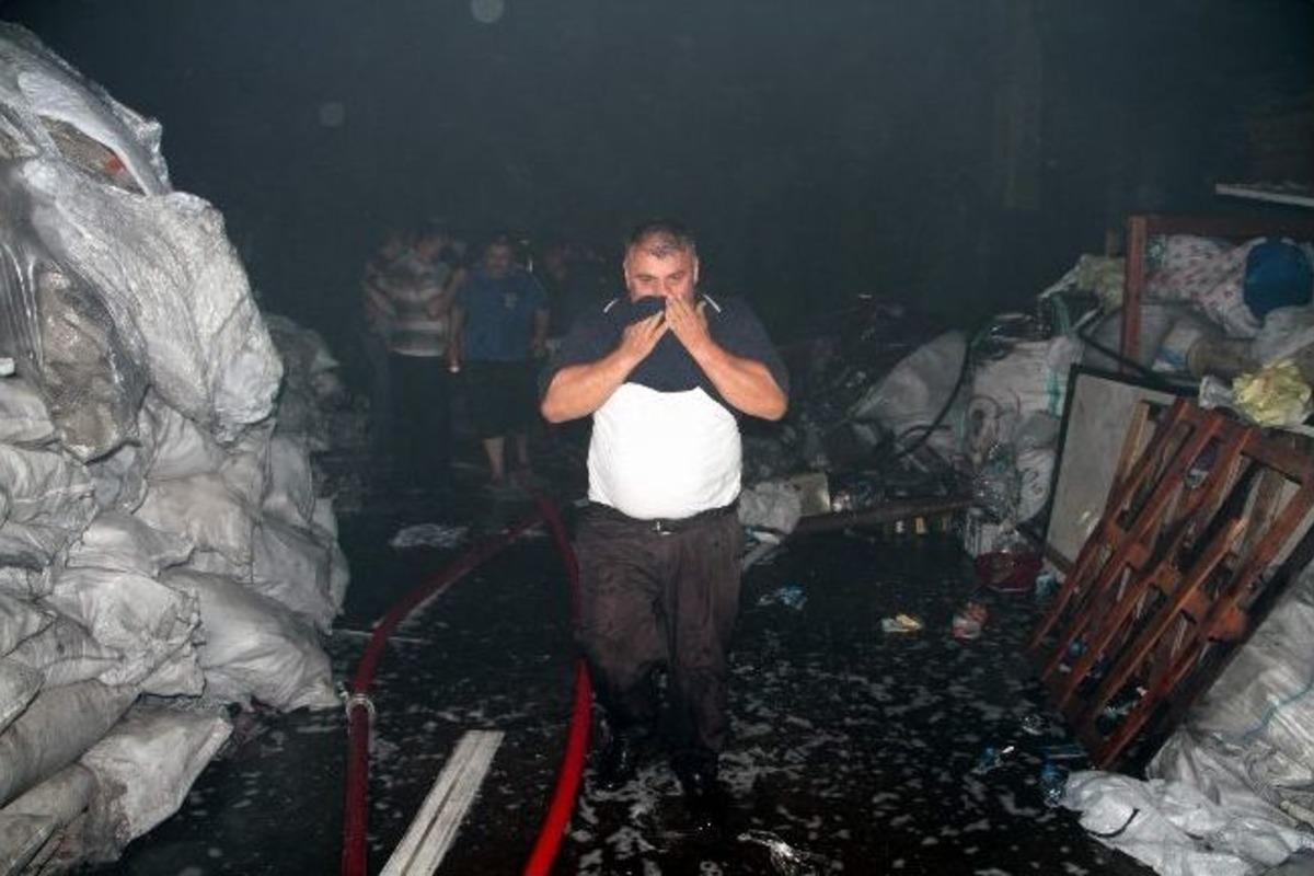 Geri D&ouml;n&uuml;ş&uuml;m Deposunda &Ccedil;ıkan Yangın Korkuttu