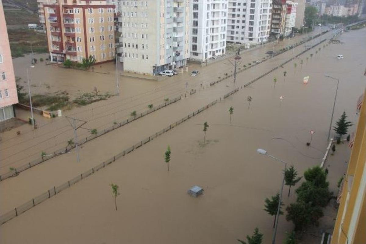Samsun bayrama sel ile uyandı