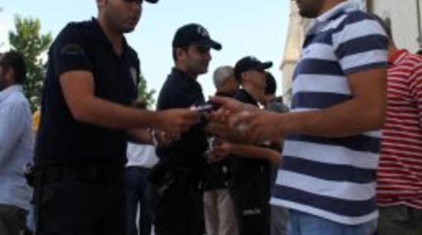 M&uuml;minler Bayram Namazı I&ccedil;in Camilere Koştu