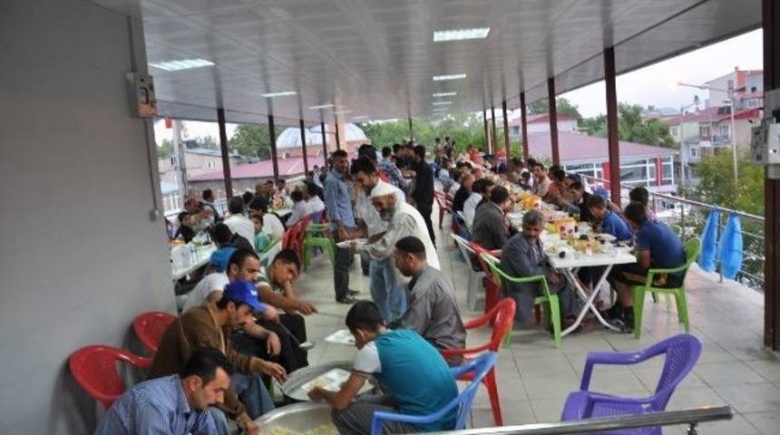 İş Adamı Murat Doğanay'dan İftar Yemeği