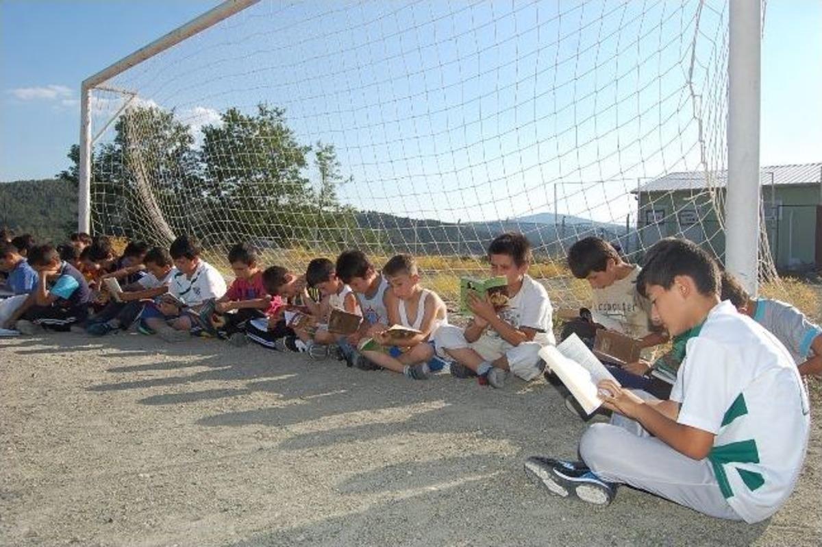 (&ouml;zel Haber) Bu Futbolcular Kitap Okumadan Antrenmana &Ccedil;ıkmıyor