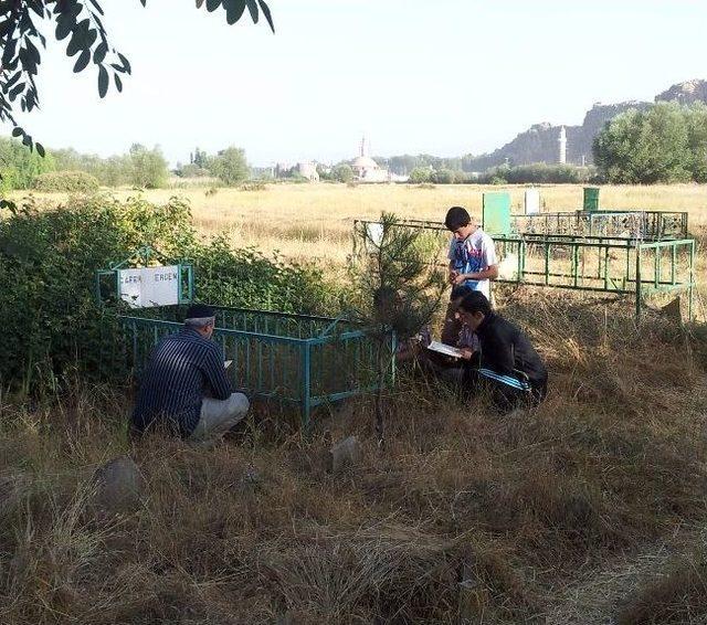 Van da Mezarlık Ziyaretleri 1