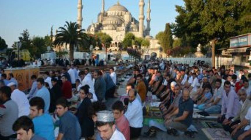 Sultanahmet&rsquo;te Binlerce Vatandaş Bayram Namazına Durdu