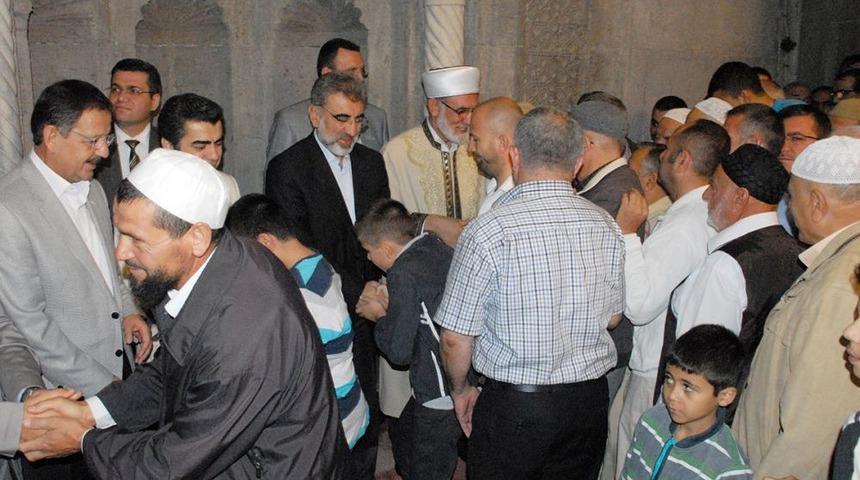 Kayseri&rsquo;de Namaz Sonrası Bayramlaşmak I&ccedil;in Uzun Kuyruk Oluştu