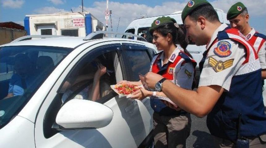 Jandarma&rsquo;dan S&uuml;r&uuml;c&uuml;lere Ceza Yerine Bayram Şekeri