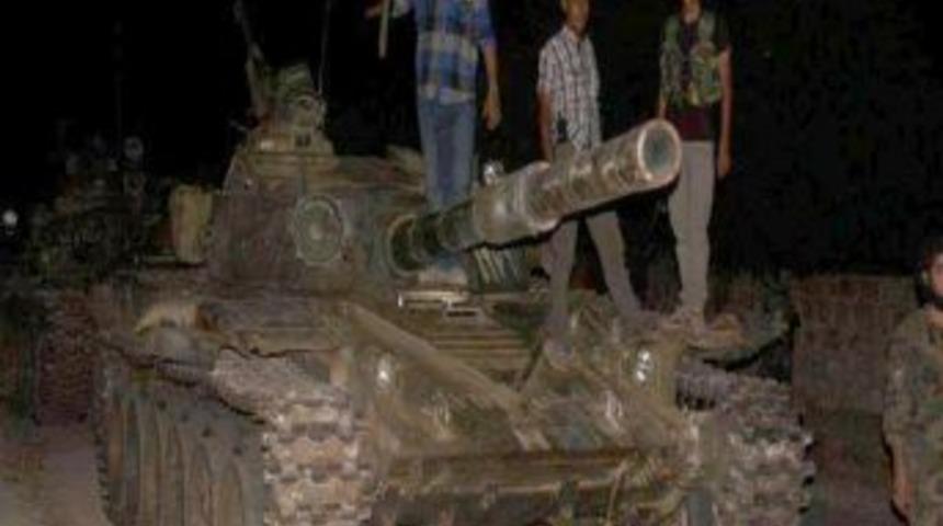 Muhaliflerden Ka&ccedil;an 70 Esed Askeri 2 Tankla PYD&rsquo;ye Sığındı