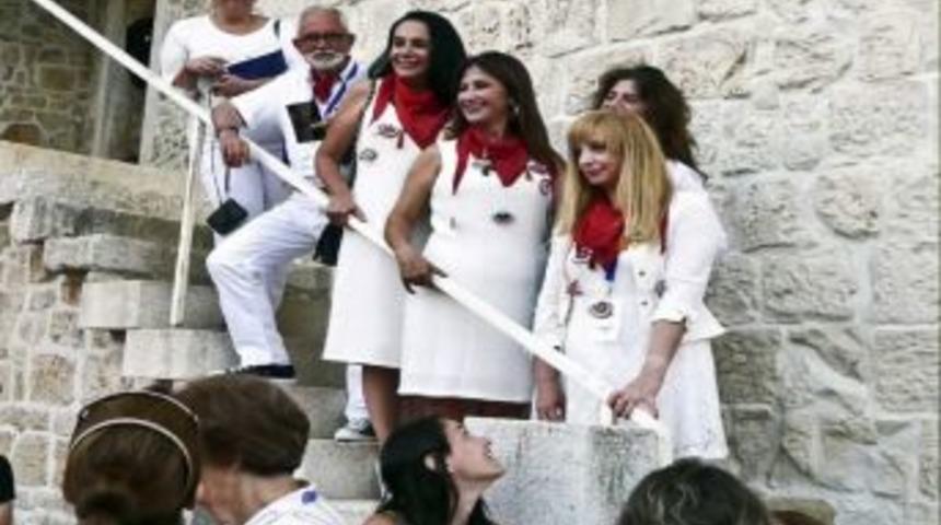 T&uuml;rkiye&rsquo;yi İzmirli Sanat&ccedil;ılar Temsil Etti