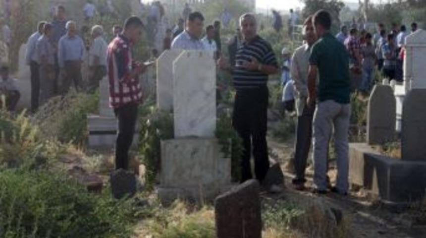 Cizreliler Namaz Sonrası Mezarlığa Akın Etti