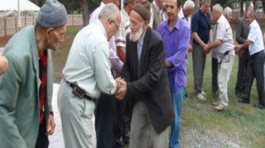 Cami Avlusunda Halka Oluşturarak Bayramlaşıyorlar