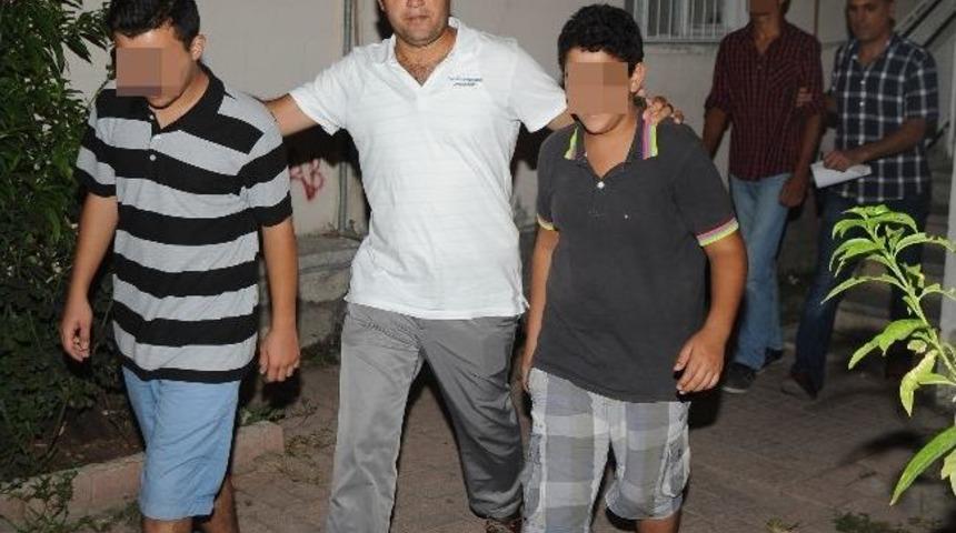 Başbakan Erdoğan'ın Bayram Kutlaması Afişini Yırtan &Ccedil;ocuklar Serbest Bırakıldı