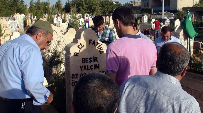 Midyatlılar Bayram Sabahı Mezarlıklara Akın Etti