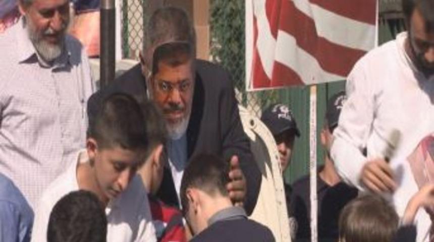 Mısır B&uuml;y&uuml;kel&ccedil;iliği &Ouml;n&uuml;nde Mısır'daki Darbe Protesto Edildi