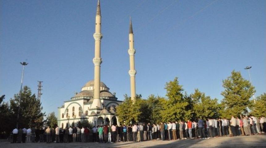 Bayram Namazında Camiler Doldu Taştı