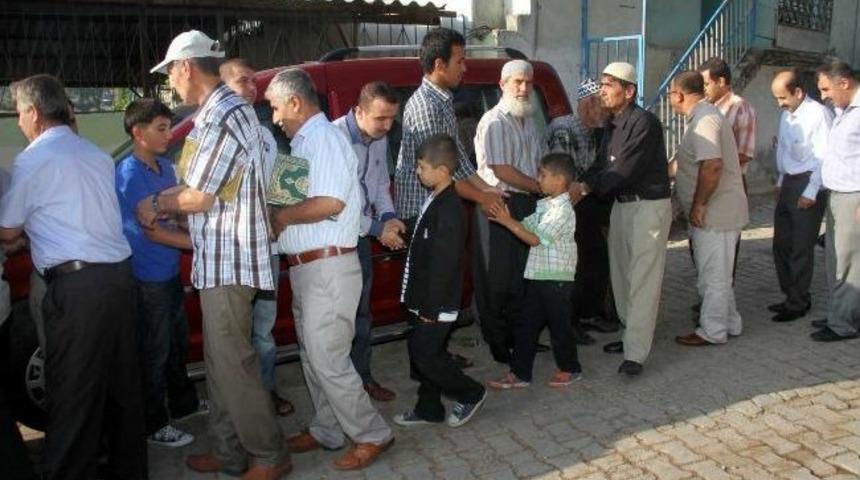 K&ouml;yl&uuml;lerden Bayramda Mezarlık Ziyareti