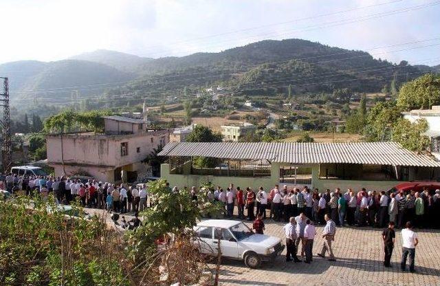 Köylülerden Bayramda Mezarlık Ziyareti