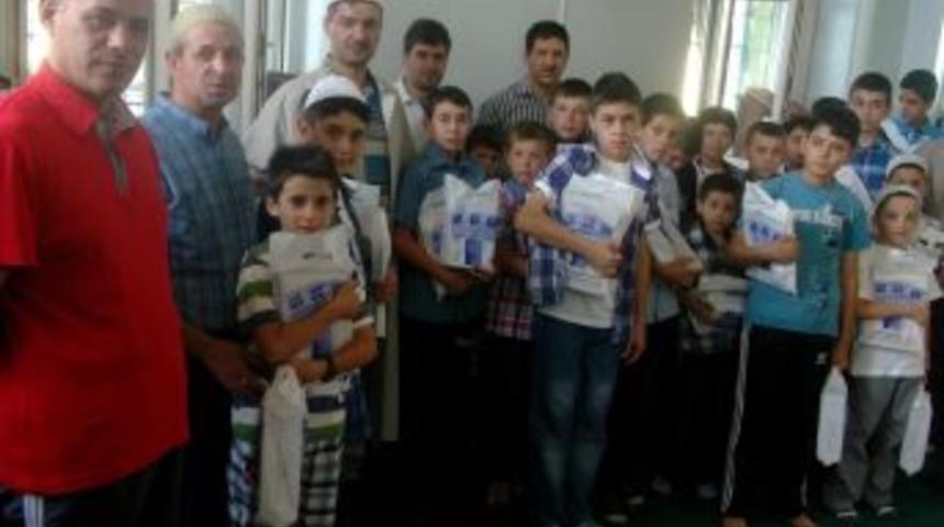 Bayram Namazından &Ouml;nce Hediyelerini Aldılar