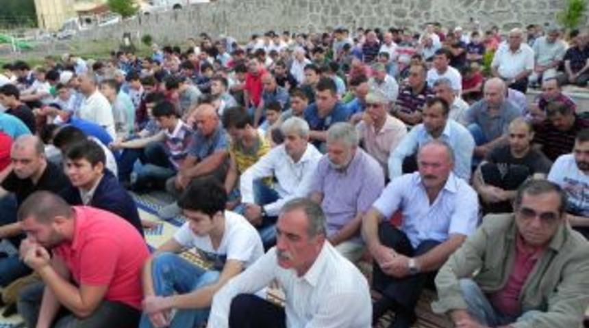 Camiler Yetersiz Kaldı, Avluya Halılar Serildi