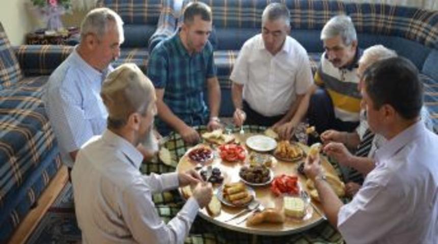 Y&uuml;zyıllardır Aynı Şekilde Bayramlaşıyorlar