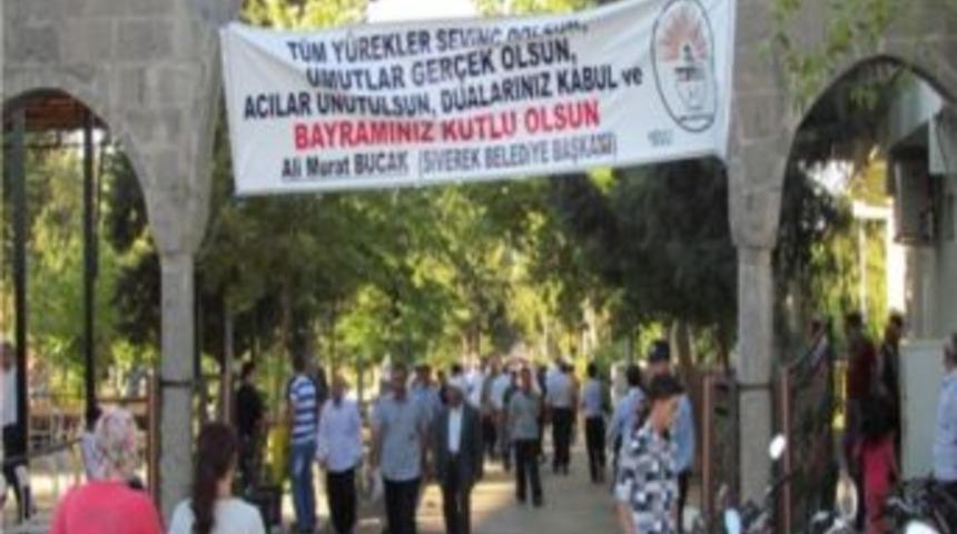 Bayram Sabahında Mezarlıklar Doldu