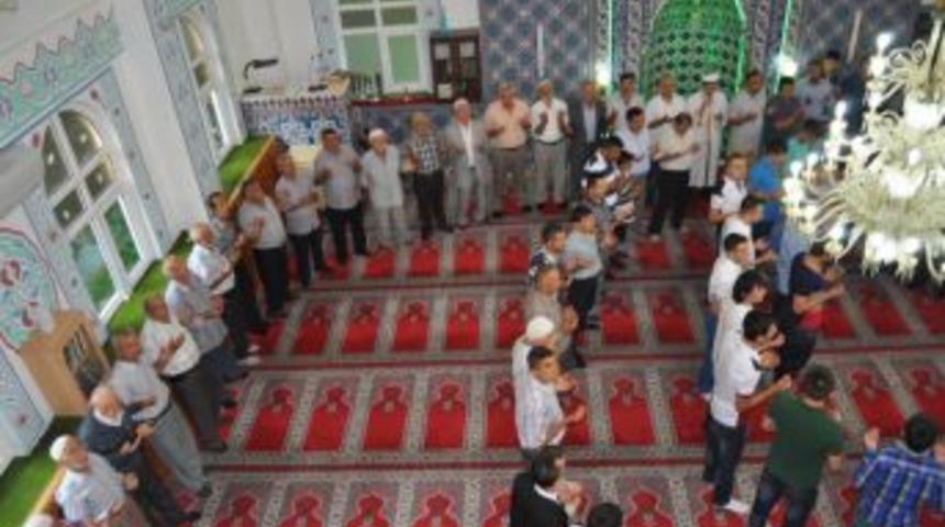 Bayramlaşmayı Camiden &ccedil;ıkmadan yapıyorlar