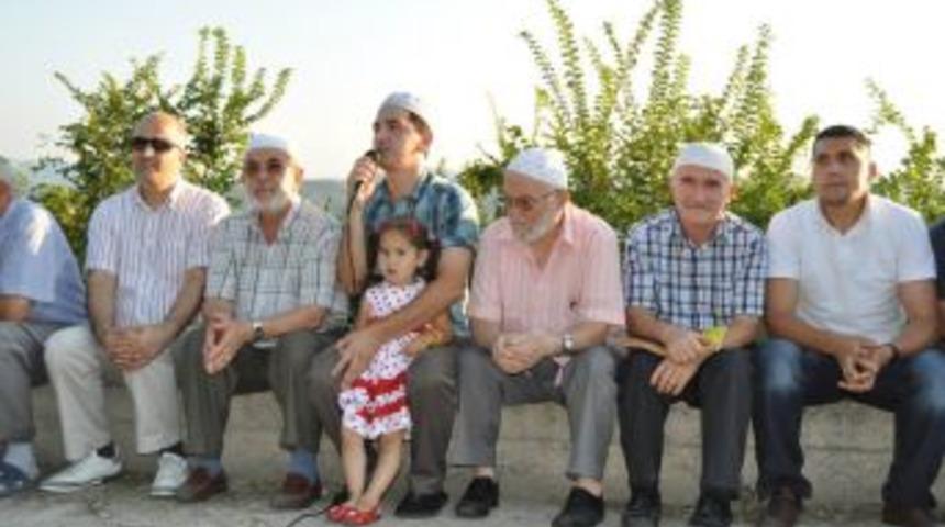 K&ouml;y Mezarlığında toplu dua ediyorlar