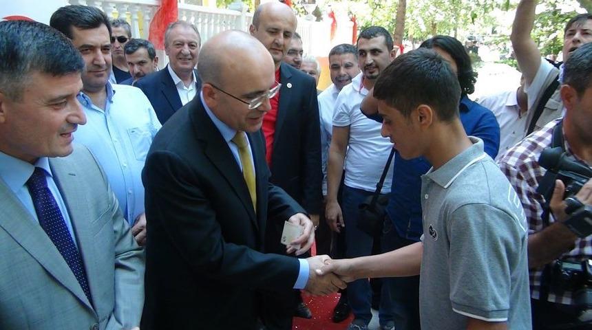 Bakan Şimşek'in Har&ccedil;lık Dağıttığını Duyan &Ccedil;ocuklar Uzun Kuyruk Oluşturdu