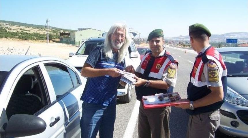 Jandarmadan S&uuml;r&uuml;c&uuml;lere Ceza Yerine Bayram Şekeri