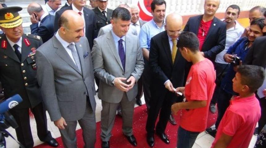 Bakan Şimşek, Har&ccedil;lık Dağıttı, &Ccedil;ocuklar Kuyruğa Girdi