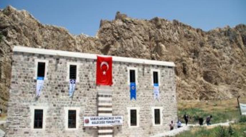 Horhor Medresesi'nde Bir Asır Sonra Bayram Namazı Kılındı