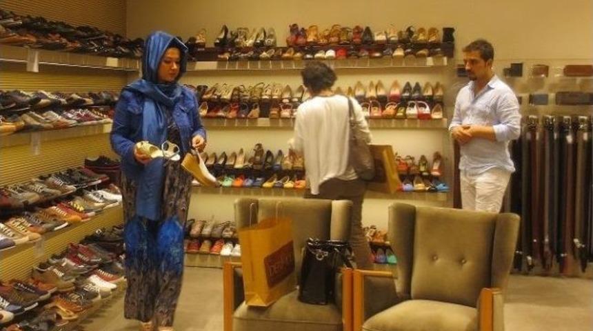 &Uuml;nl&uuml; Sunucunun Alışveriş Keyfi