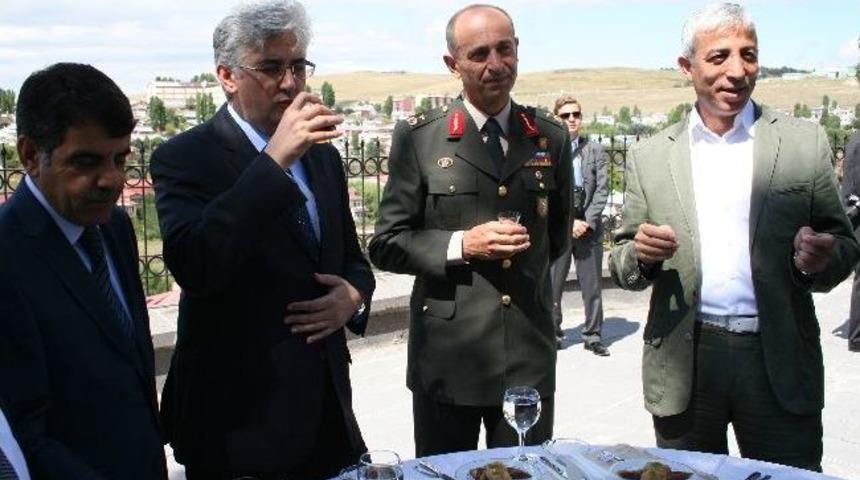 Kars Protokol&uuml; Yeni Vali Konağı&rsquo;nda Bayramlaştı