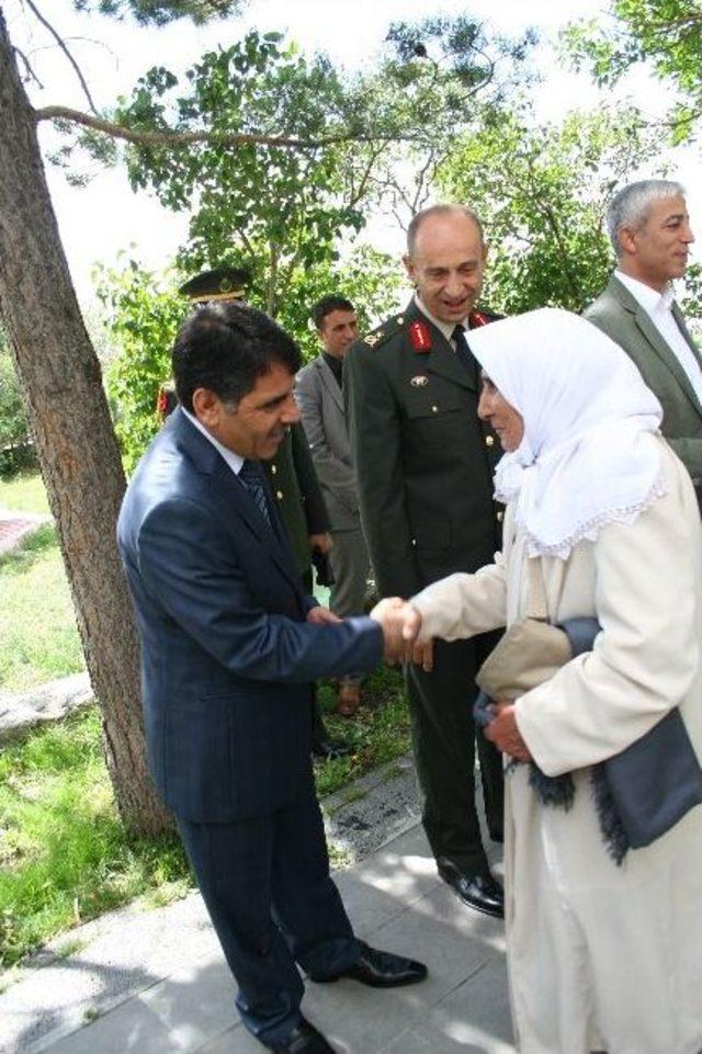 Kars Protokolü Yeni Vali Konağı’nda Bayramlaştı