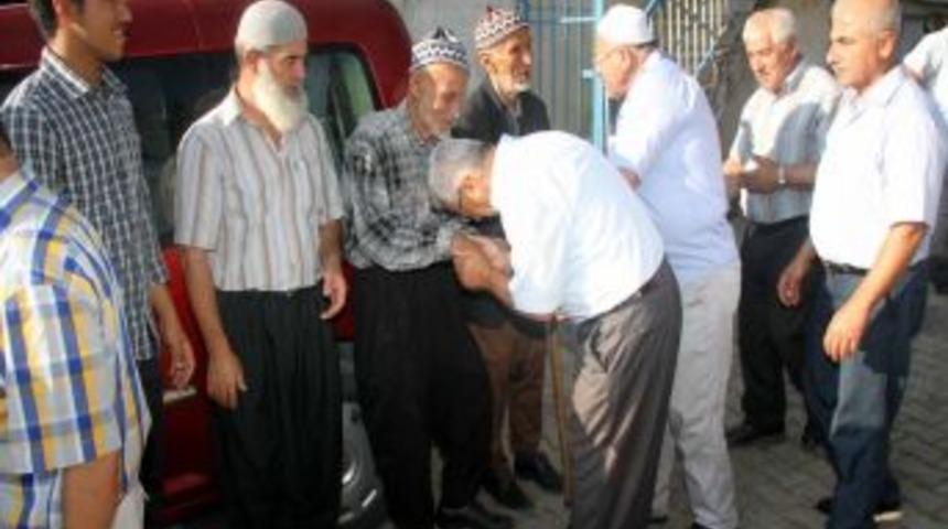 Yeditepe Halkı Kabir Ziyareti Sonrası Mezarlık &Ccedil;ıkışında Bayramlaşıyor