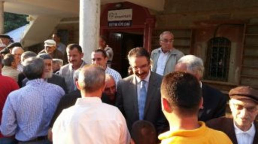 Milletvekili &Uuml;nal, Bayram Namazına K&ouml;ye Gitti