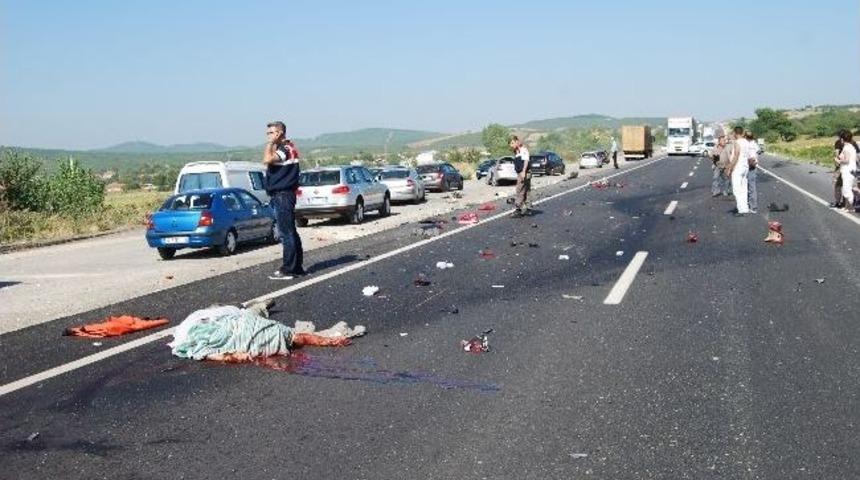 Otomobil İle Motosiklet &Ccedil;arpıştı: 1 &Ouml;l&uuml;, 2 Yaralı