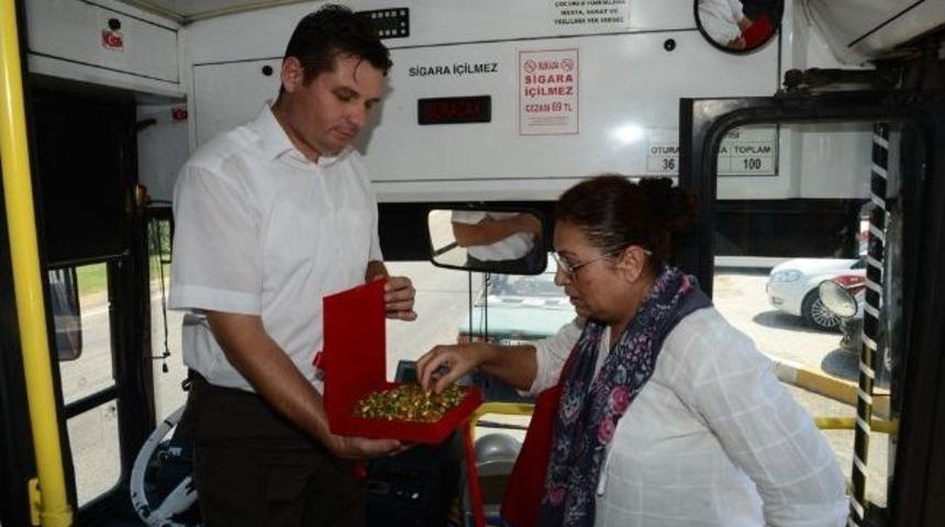 Otob&uuml;s Şof&ouml;rlerinden Yolculara Şeker İkramı