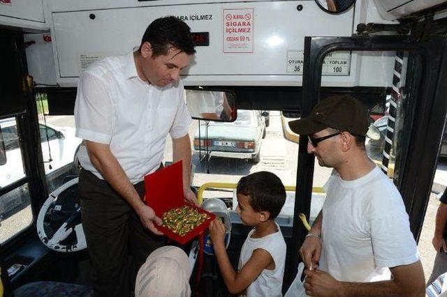 Otob&uuml;s Şof&ouml;rlerinden Yolculara Şeker İkramı 1