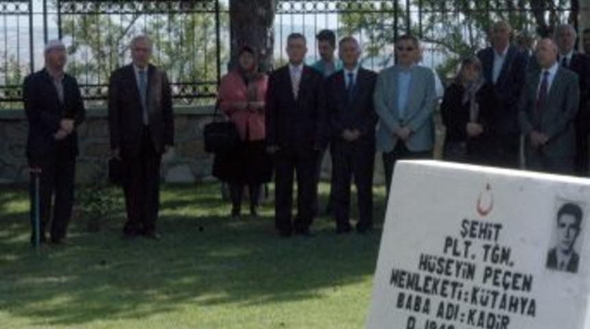 K&uuml;tahya Protokol&uuml; Bayram Namazı Sonrası Şehit Aileleri Ile Buluştu