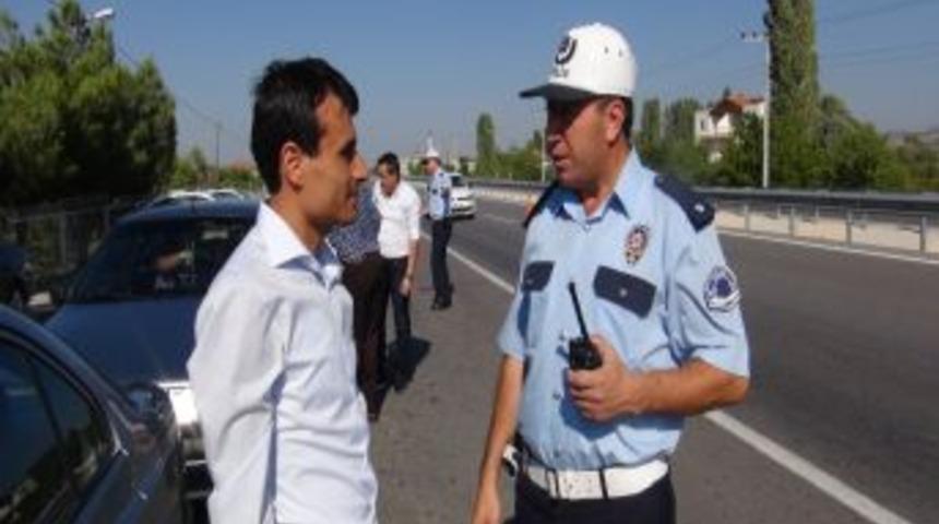 Uşak Polisinden S&uuml;r&uuml;c&uuml;lere Şeker Ve Kolonya Ikramı