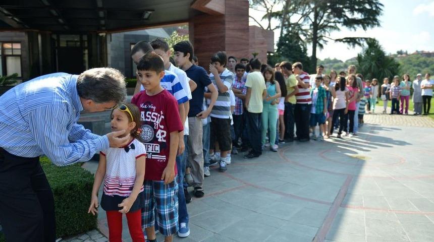 Cumhurbşkanı G&uuml;l, &Ccedil;ocuklarla Bayramlaştı